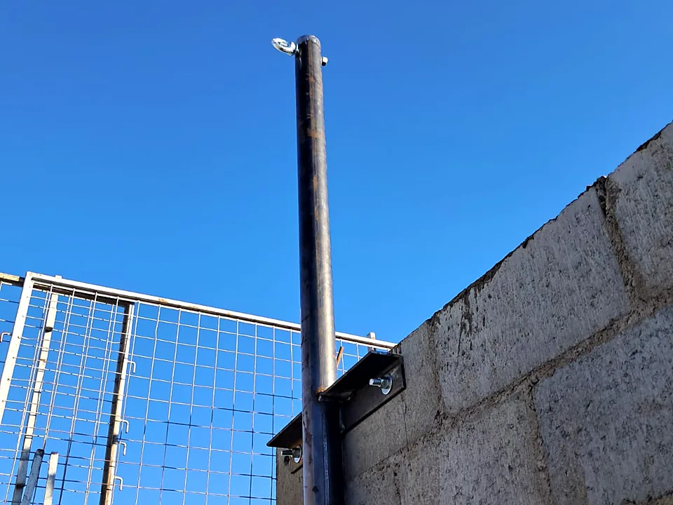 Proteção periférica com guarda-corpo e tela em laje de obra