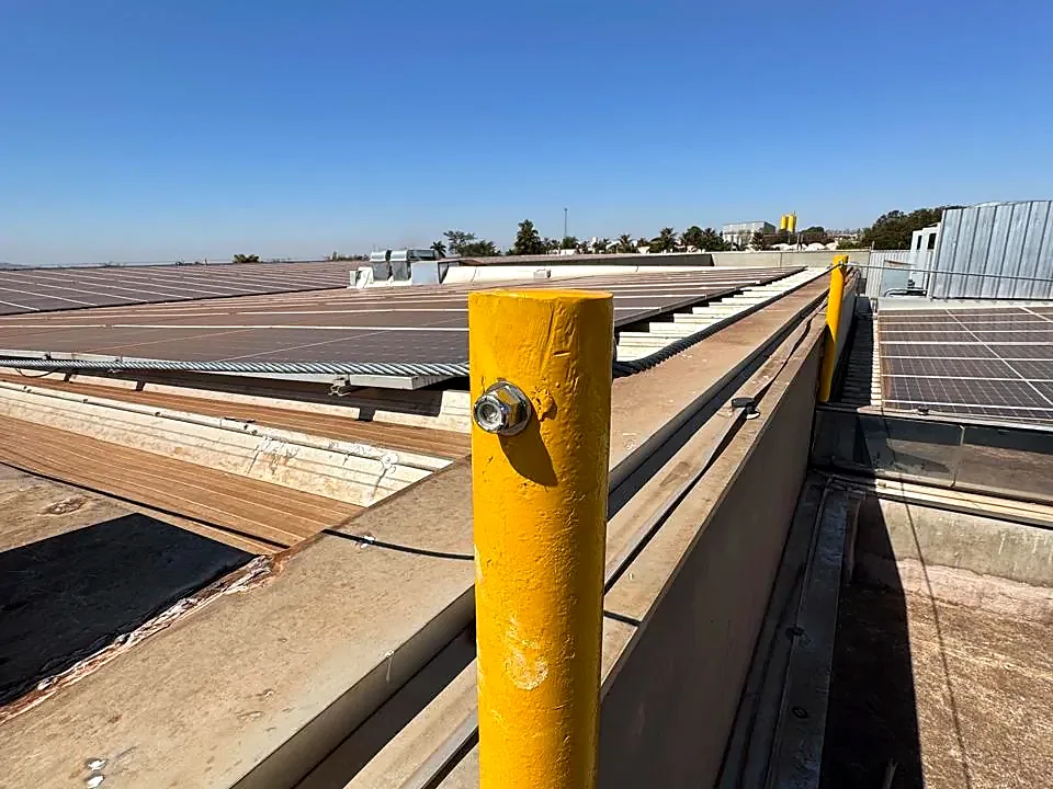 Poste de ancoragem instalado em cobertura para trabalho em altura