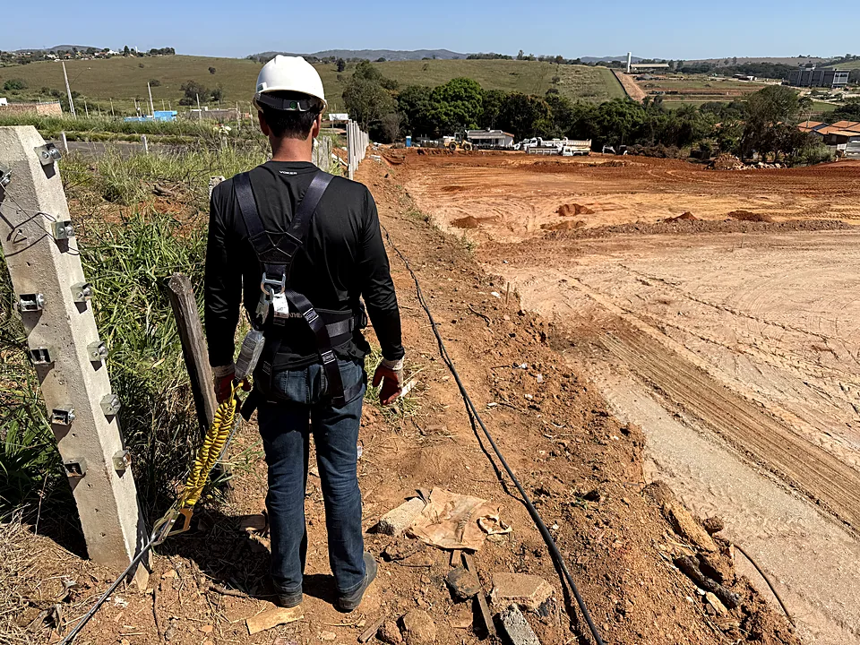 Linha de vida provisória instalada em canteiro de obra para trabalho em altura
